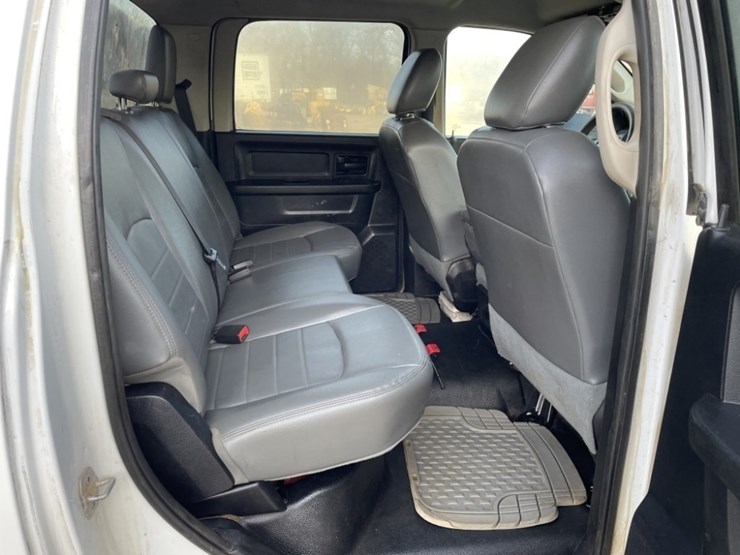 2014-ram-5500-crew-cab-4x4-flatbed-truck-image-14