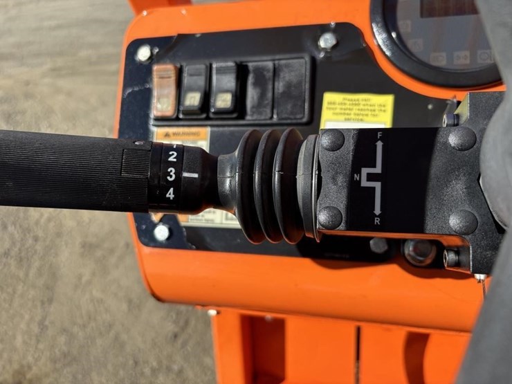 2016-jlg-8042-image-27