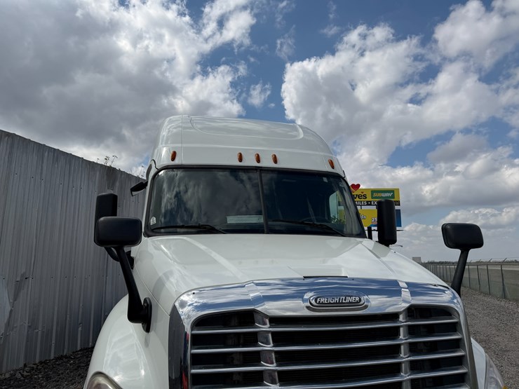 2018-freightliner-122sd-image-41