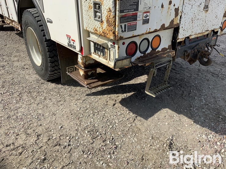 2015-freightliner-m2-106-image-16