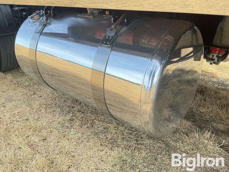 2017-peterbilt-567-image-18