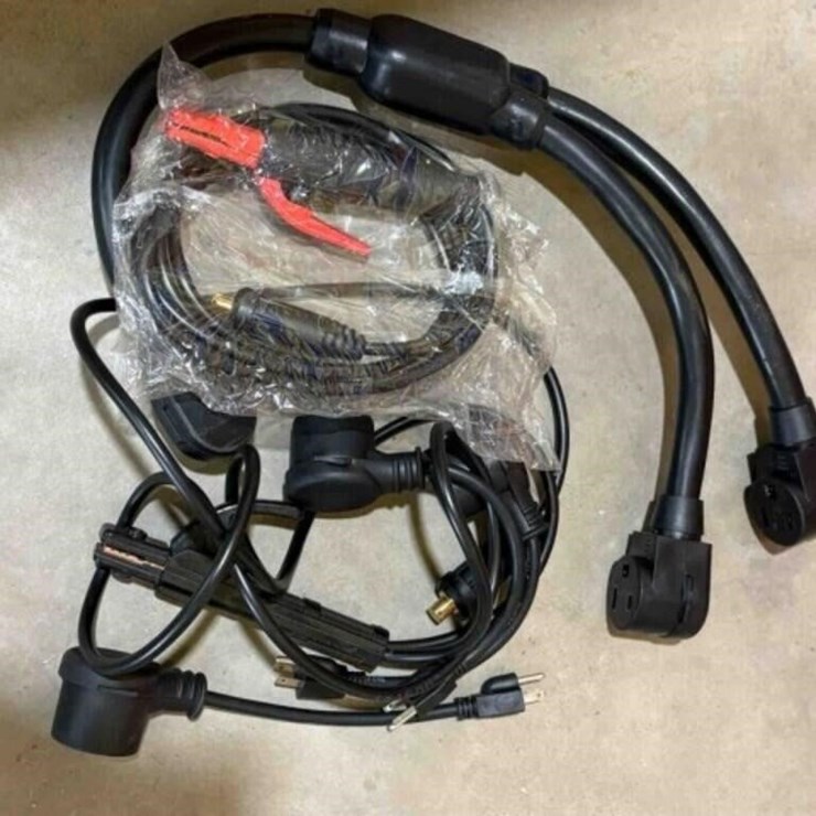 ASSORT OF 220 PLUGS - SPLITTER