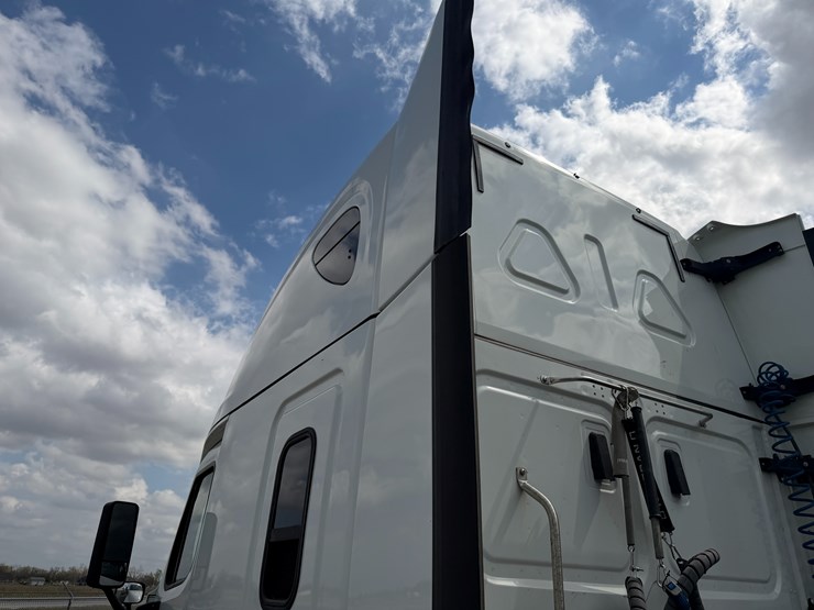 2018-freightliner-122sd-image-30