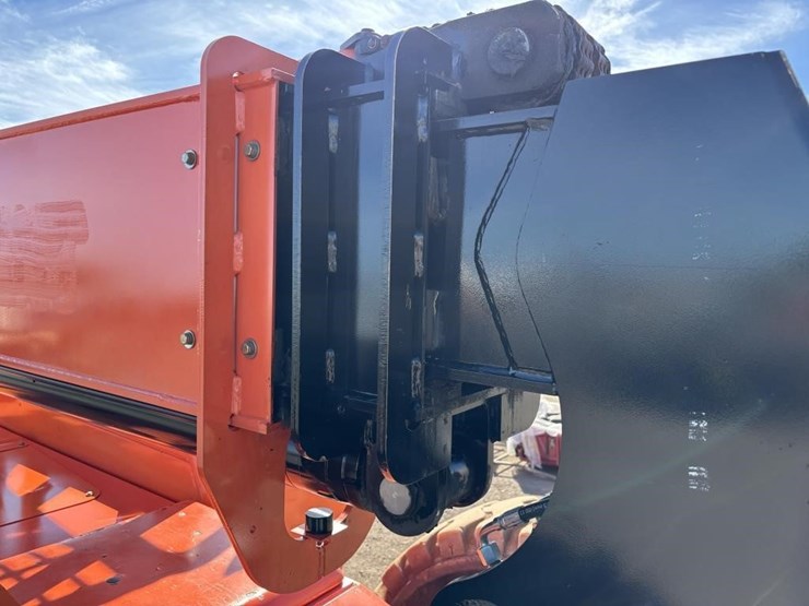 2016-jlg-8042-image-15