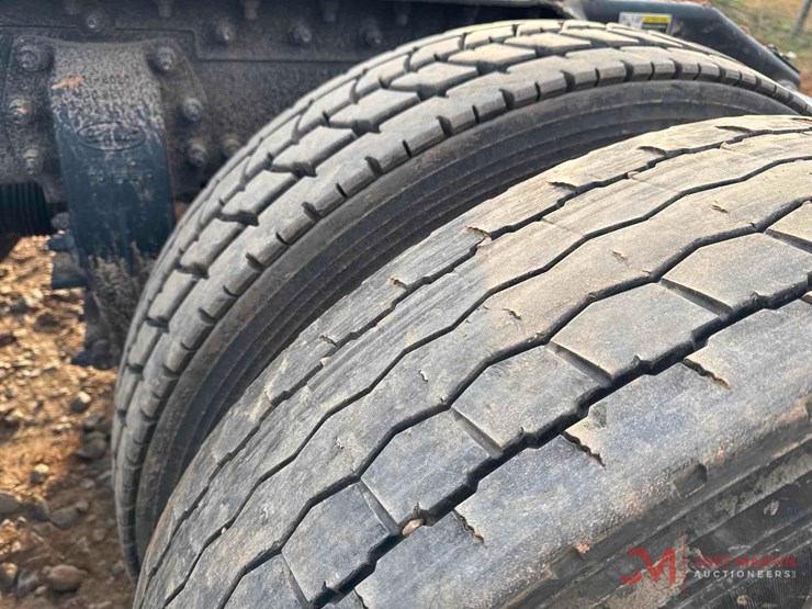 2019-peterbilt-567-image-25