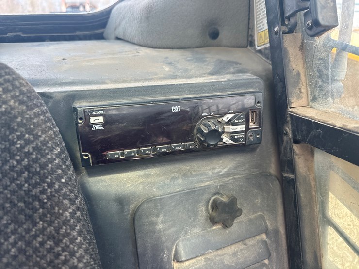 2017-caterpillar-239d-image-40