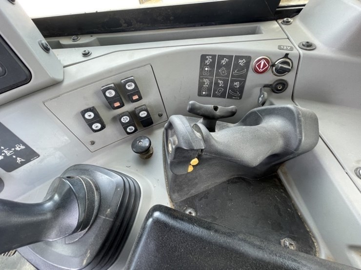 2015-caterpillar-d8t-image-52