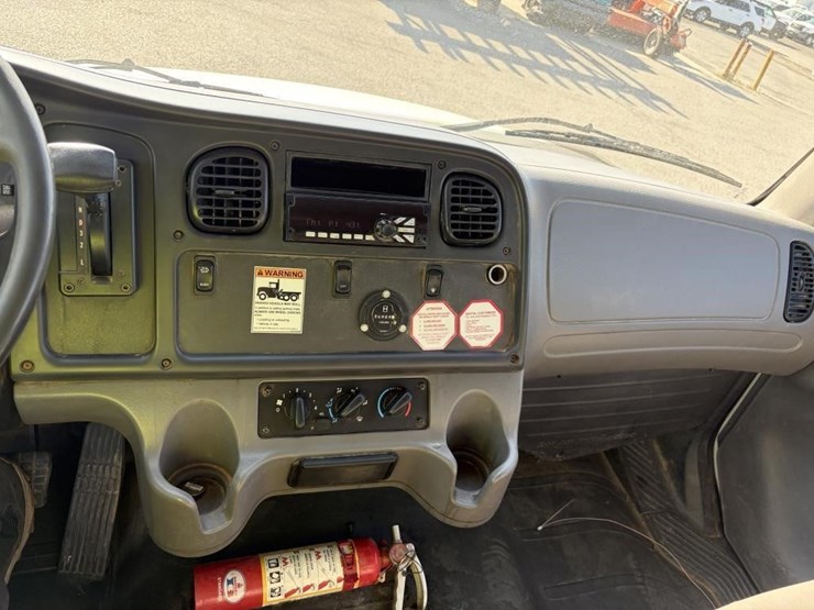 2018-freightliner-m2-106-image-16