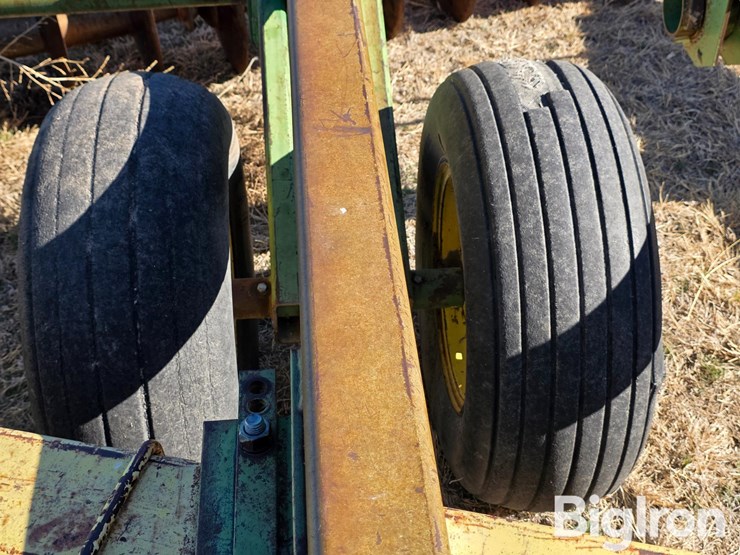 john-deere-330-image-18