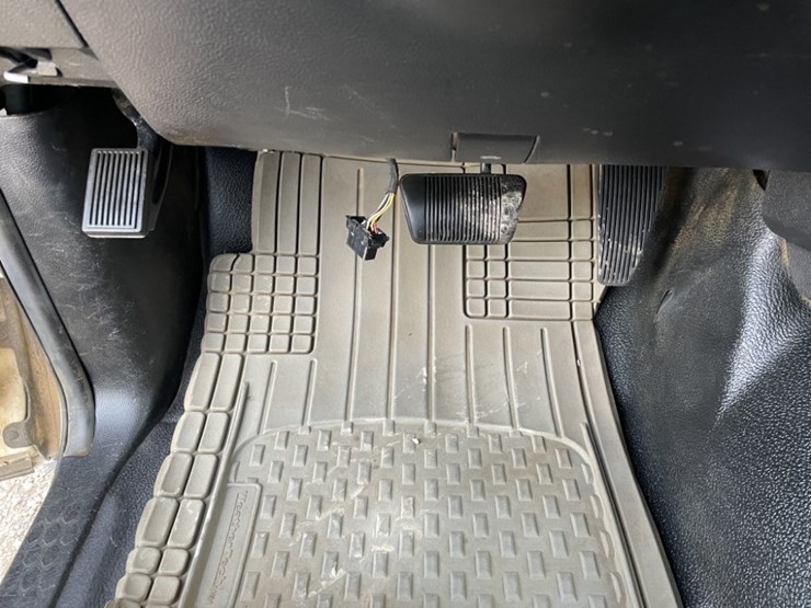 2014-ram-5500-crew-cab-4x4-flatbed-truck-image-22