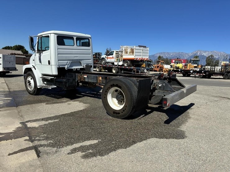 2003-freightliner-fl70-image-4