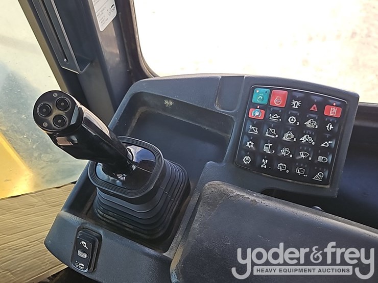 2017-deere-624k-image-26