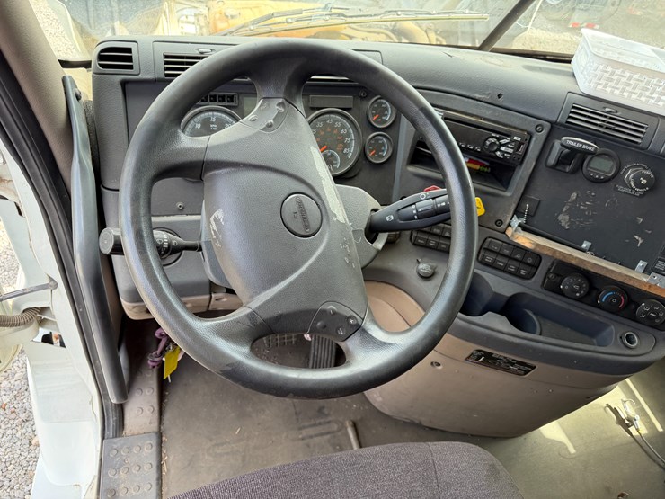 2018-freightliner-122sd-image-76