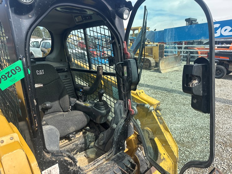 2017-caterpillar-239d-image-31