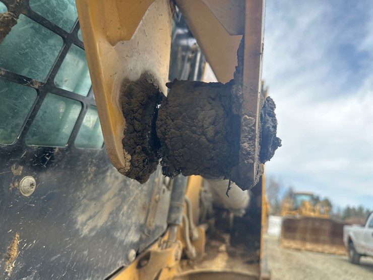 2017-caterpillar-239d-image-19