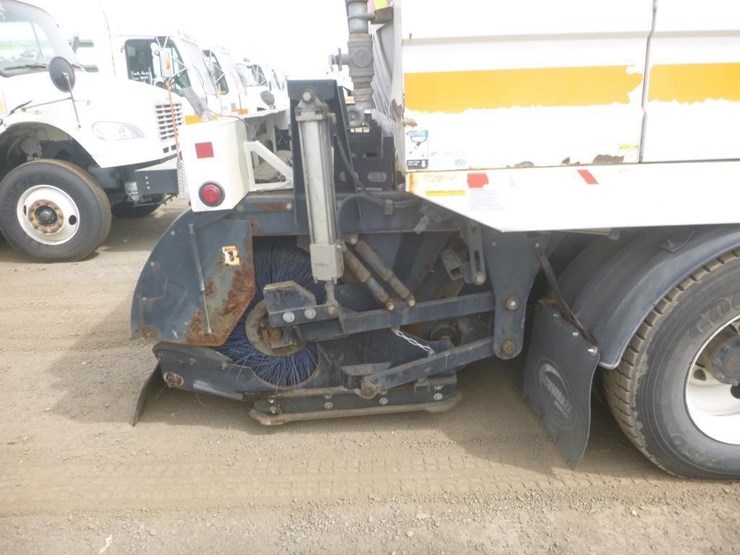 2016-freightliner-m2-106-image-10