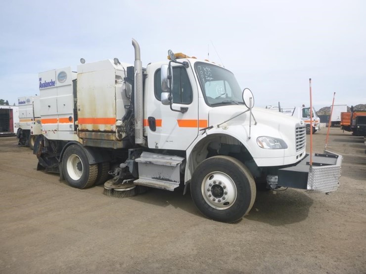 2016-freightliner-m2-106-image-2
