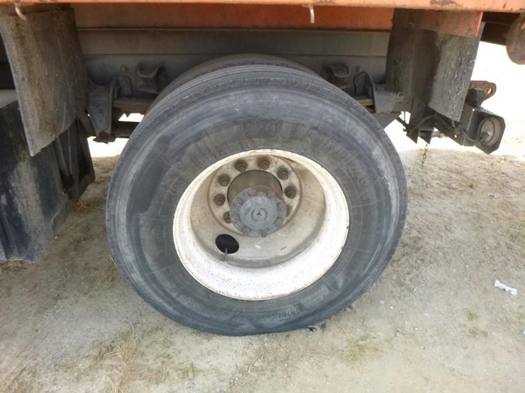 2001-freightliner-fl70-image-39