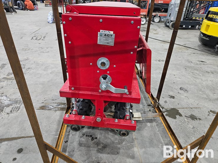 2025-massey-ferguson-730-image-8