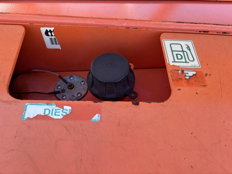 2016-jlg-8042-image-40