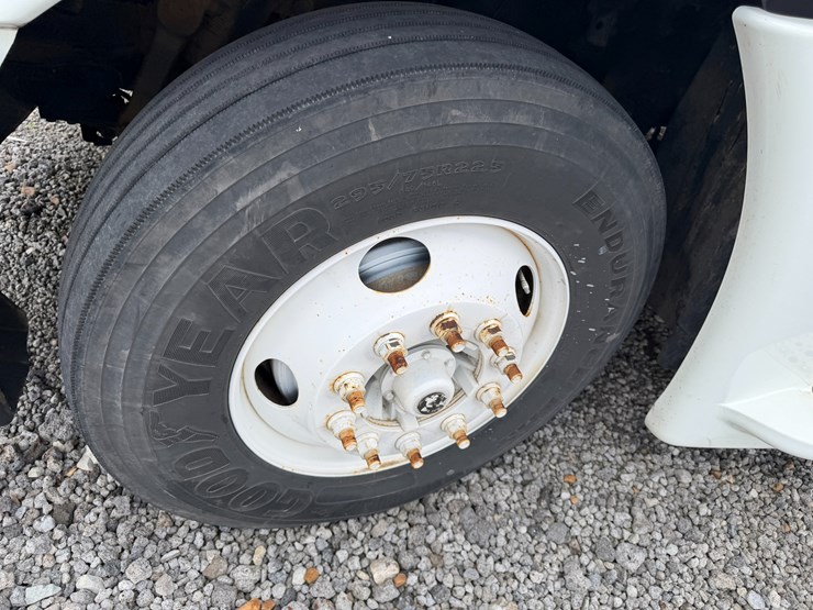 2018-freightliner-122sd-image-9