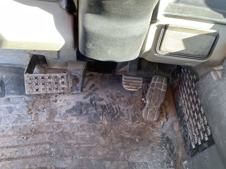 2013-caterpillar-740b-image-32