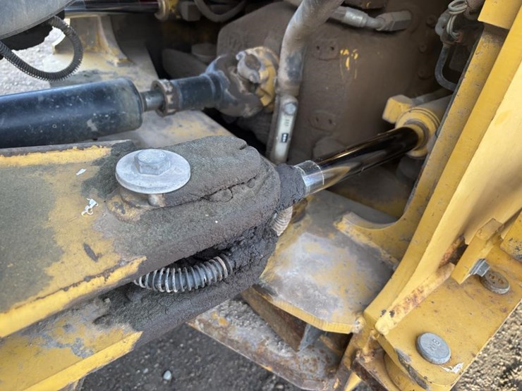 2005-deere-624j-image-25