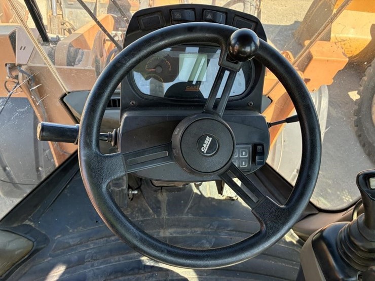 2009-case-721e-image-15