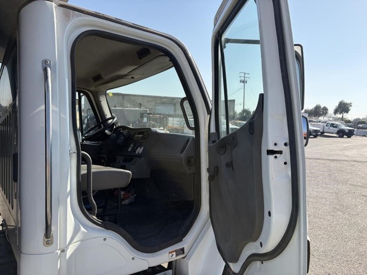 2018-freightliner-m2-106-image-11