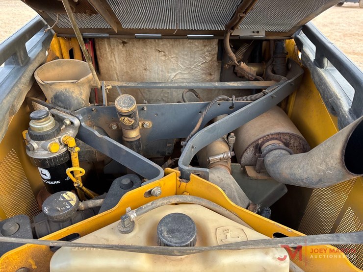 2014-deere-319d-image-8