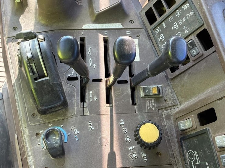 2004-john-deere-6420-image-28