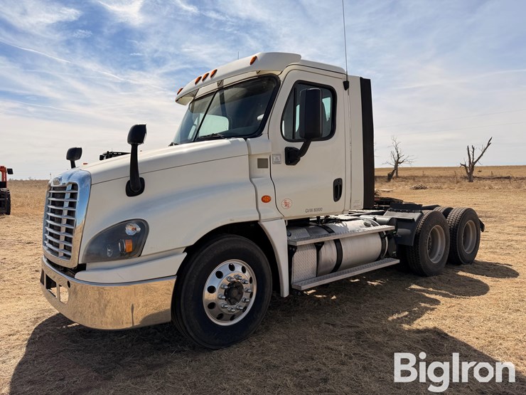 2015-freightliner-cascadia-125-image-1