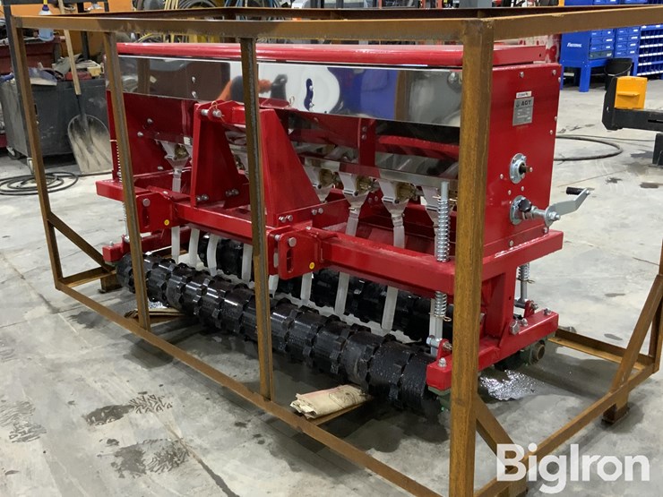 2025-massey-ferguson-730-image-1