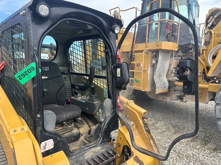 2019-caterpillar-259d3-image-31