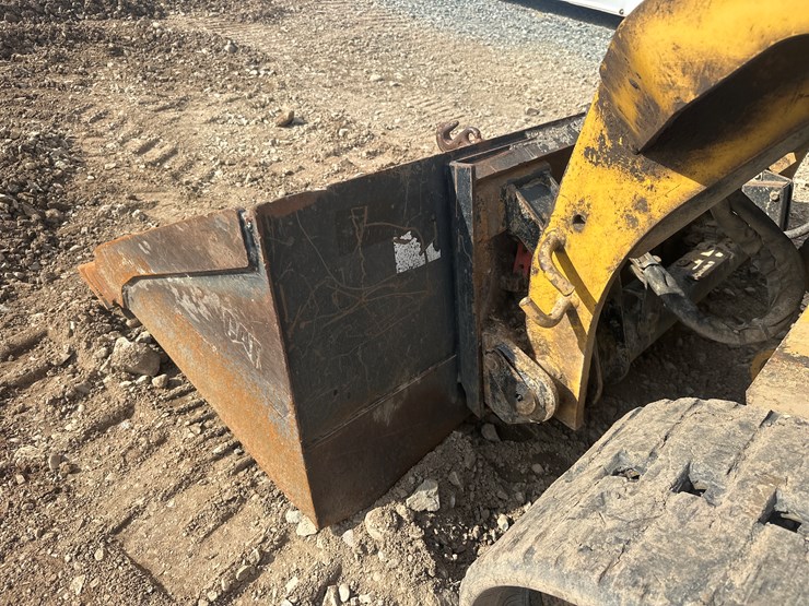 2017-caterpillar-239d-image-30