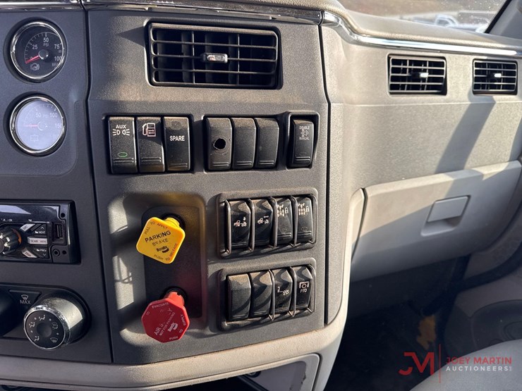 2019-peterbilt-567-image-12