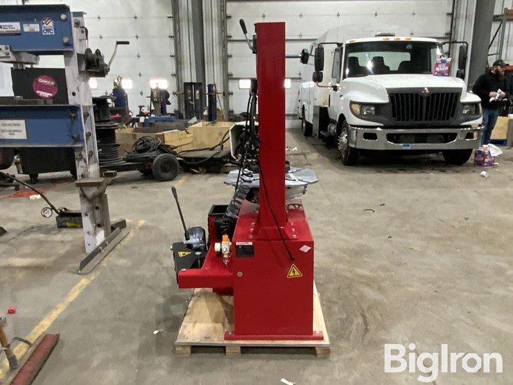 2025-massey-ferguson-730-image-6