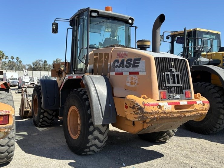 2009-case-721e-image-4