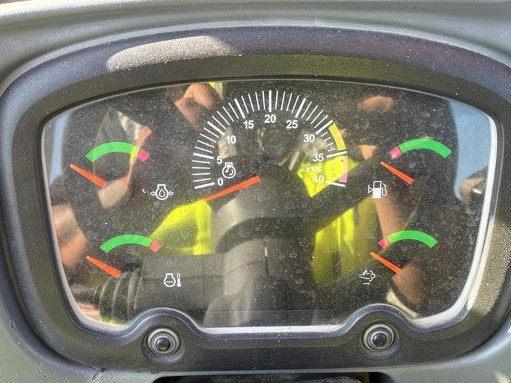 2015-jlg-1055-image-13