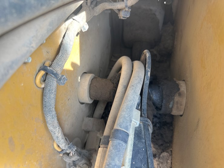 2017-caterpillar-239d-image-21