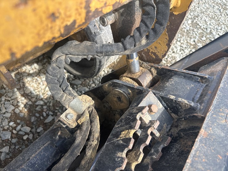 2017-caterpillar-239d-image-25