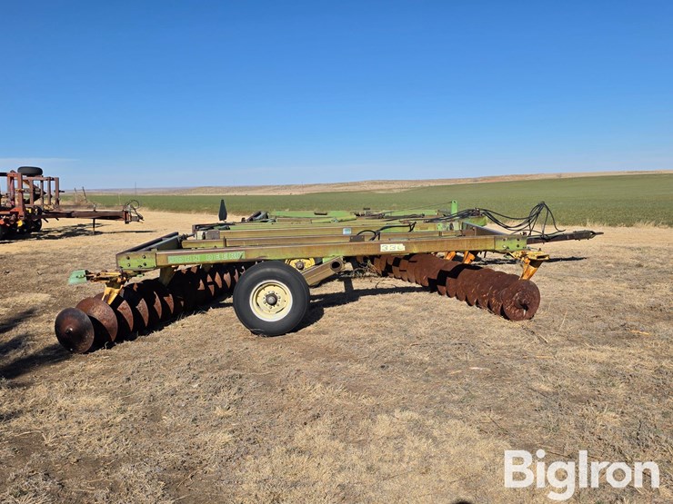 john-deere-330-image-4