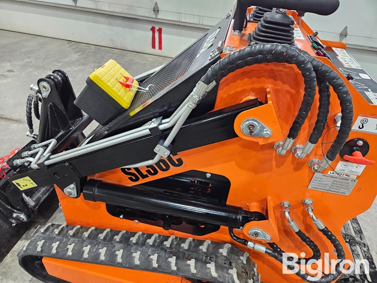 2025-massey-ferguson-730-image-11