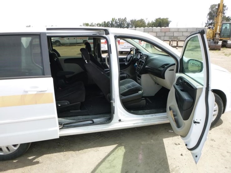 2014-dodge-grand-caravan-image-24