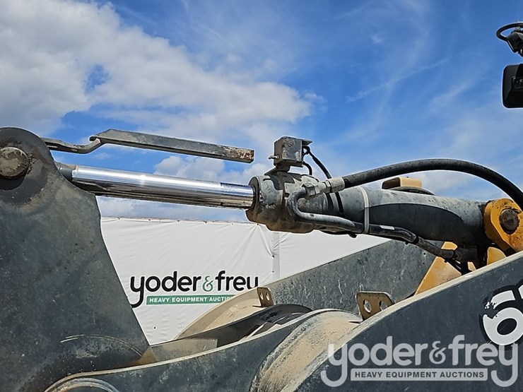 2017-deere-624k-image-16