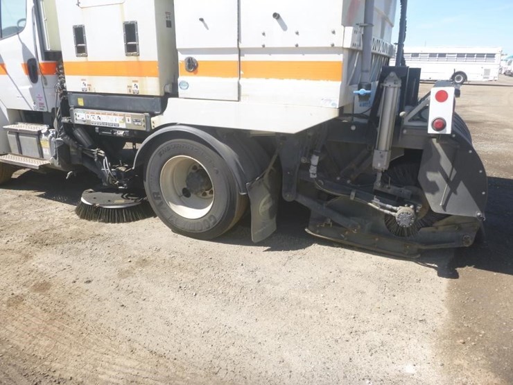 2017-freightliner-m2-106-image-10