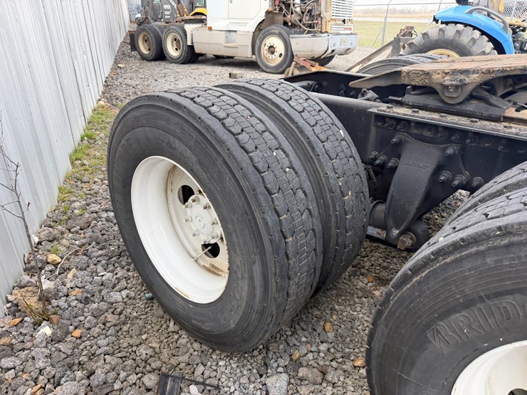 2018-freightliner-122sd-image-12