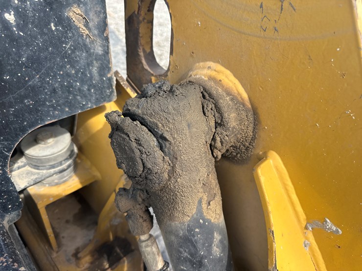 2017-caterpillar-239d-image-22