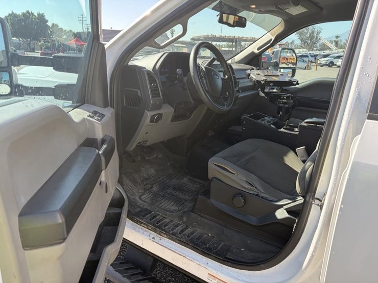 2017-ford-f550-image-15