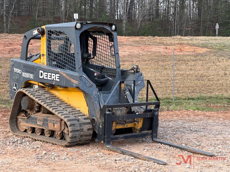 2014-deere-319d-image-1